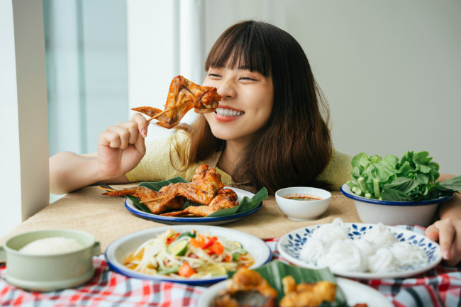 舌にできた口内炎が治り食事を楽しむ女性